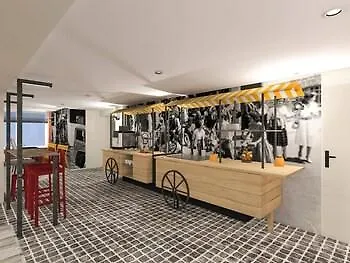 巴黎克利希市政厅宜必思尚品酒店 3*